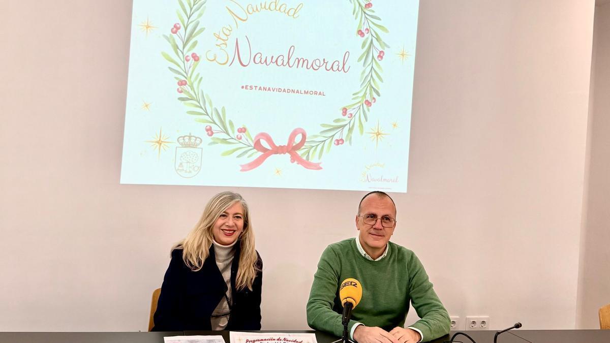 La concejal de Cultura y el alcalde, en la presentación del programa navideño.