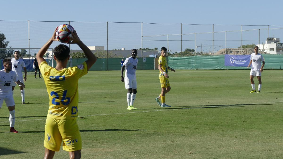 Instante del duelo entre Orihuela y el combinado AFE