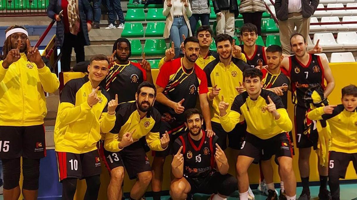 El Climanavas Agrometal Peñarroya celebra la victoria en el derbi de Montilla.