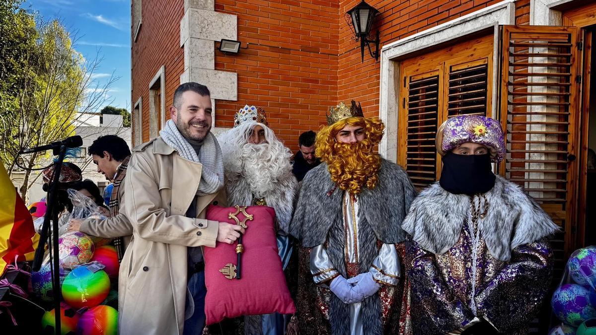 El alcalde del Puig, Marc Oriola, con los Reyes Magos.