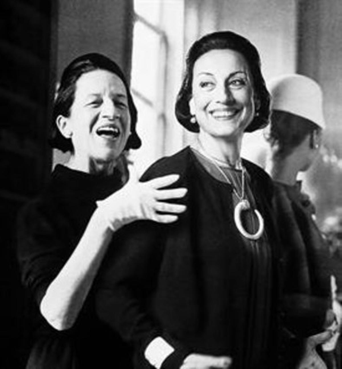 Carme Elias (dreta), en un fotomuntatge promocional d’’Al galop’ amb una imatge de Diana Vreeland. Carme Elias (dreta), en un fotomuntatge promocional d’’Al galop’ amb una imatge de Diana Vreeland.