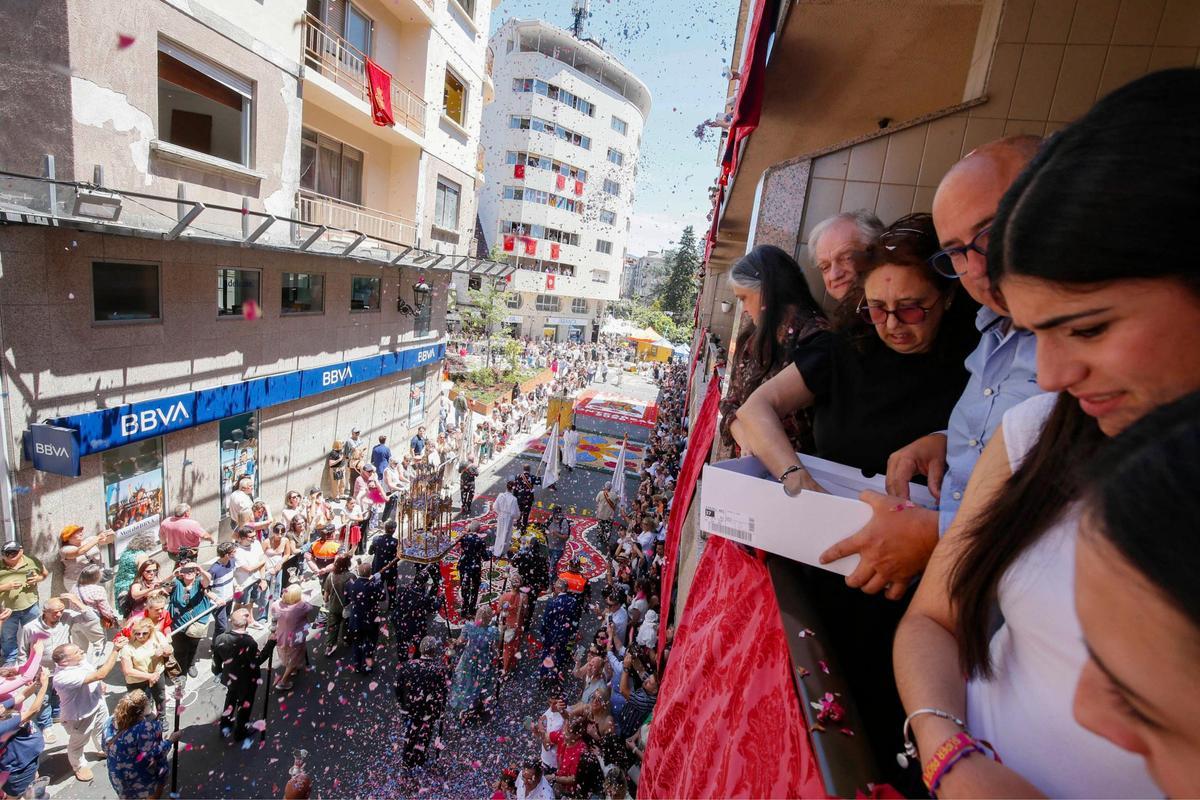 Ponteareas celebra la procesión del Corpus Christi con 35 alfombras florales Ponteareas celebra la procesión del Corpus Christi con 35 alfombras florales