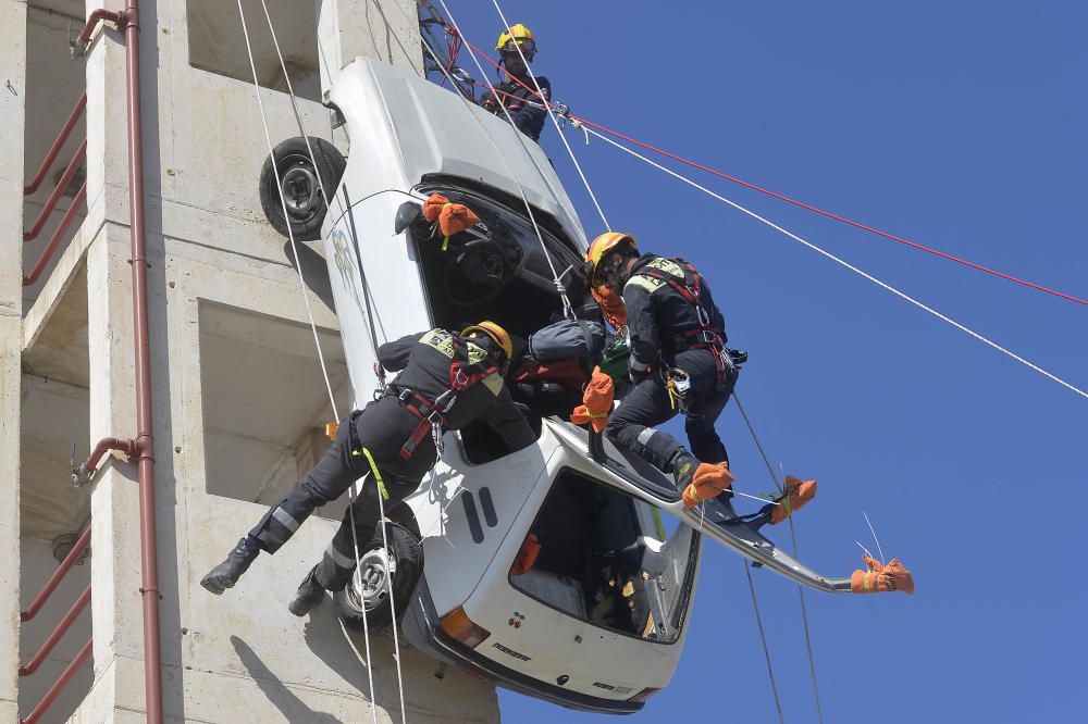 Simulacros de rescate por el 75 aniversario del Parque de Bomberos de Elche.