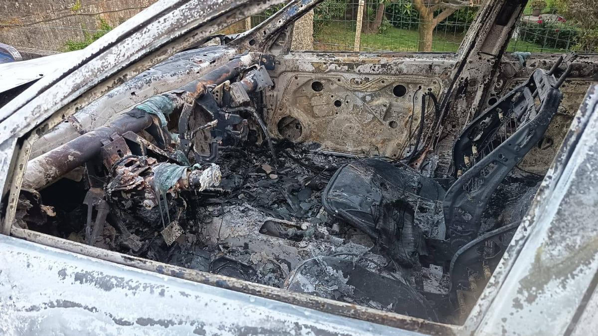 Interior del coche que tras ser robado fue incendiado.