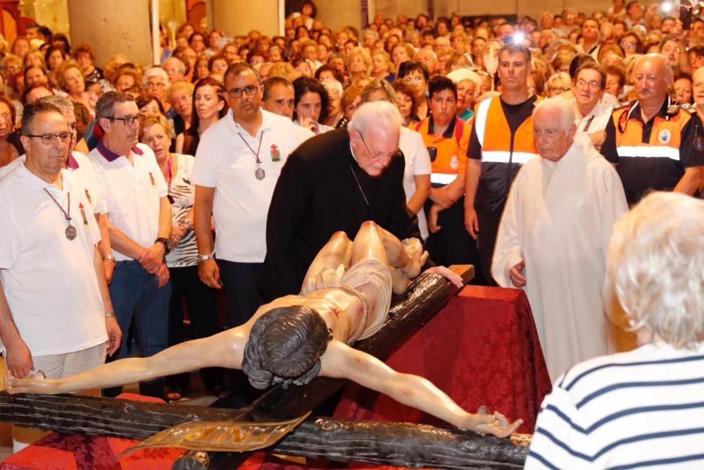 Cientos de vigueses le rindieron tributo al Cristo de la Victoria después de que una veintena de costaleros lo bajasen a hombros.