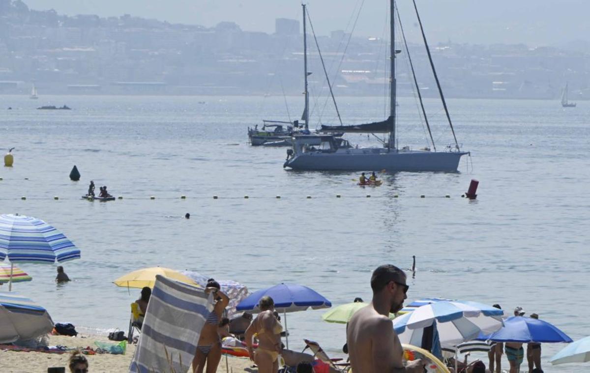 Balizas acotando la zona de baño en playas de Cangas. | TURISMO CANGAS