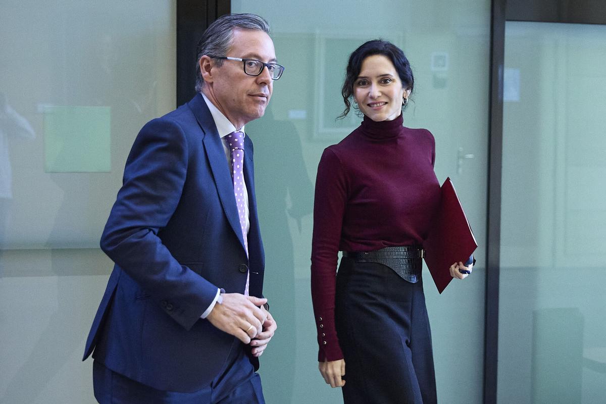Alfonso Serrano e Isabel Díaz Ayuso, a su llegada a un pleno de la Asamblea de Madrid.