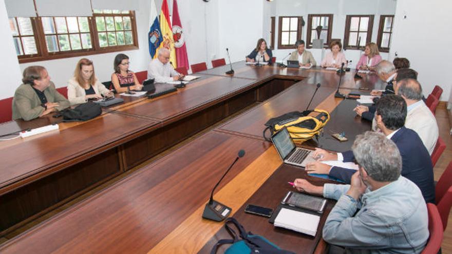 Consejo Social de la ULL presidido por Andrés Orozco y la rectora Rosi Aguilar.