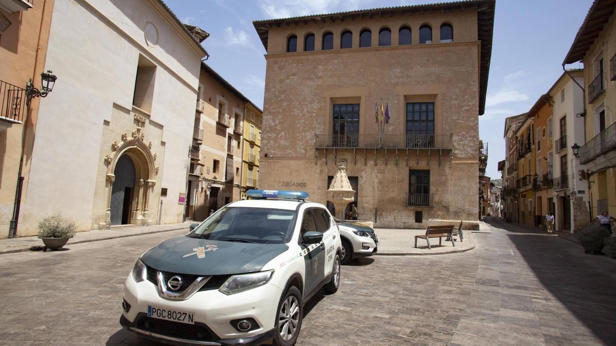 Dos coches de la Guardia Civil, ante los juzgados de Xàtiva.