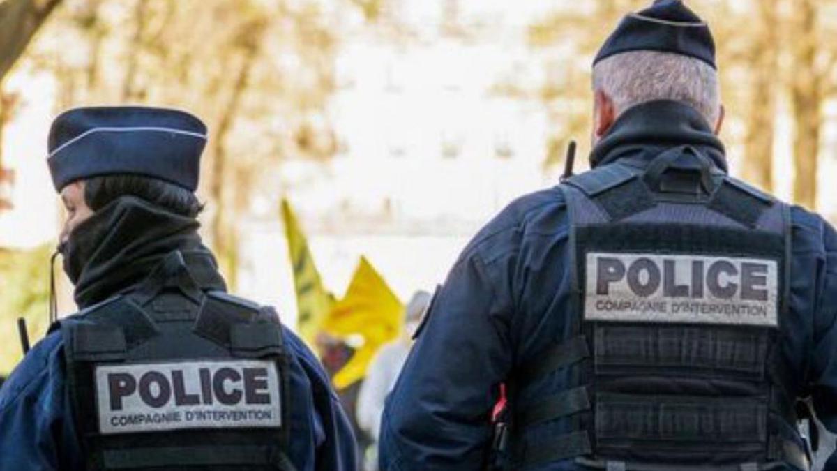 Dos policies francesos en tasques de vigilància, a París. | BENJAMIN GIRETTE / BLOOMBERG