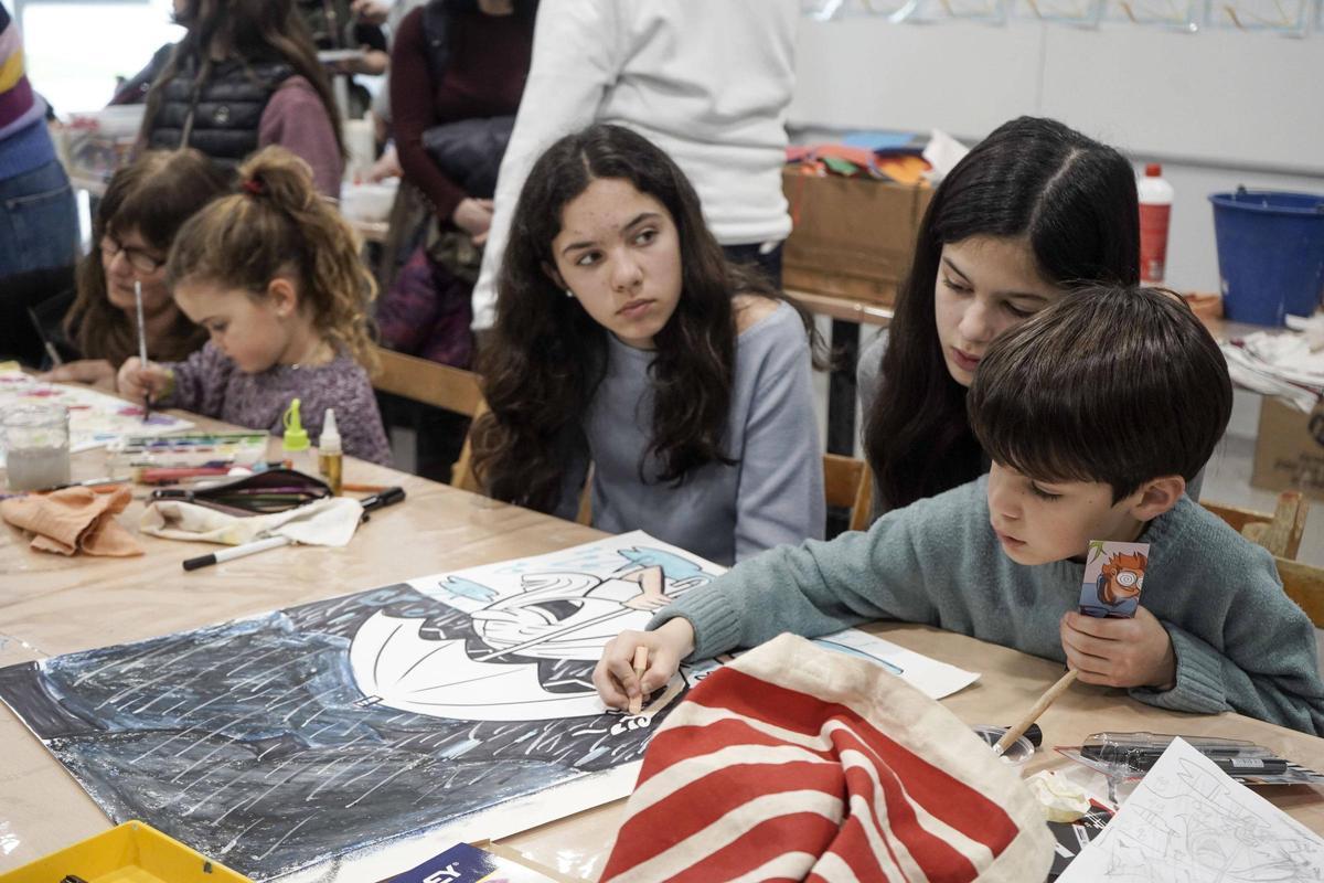 Infants pintant durant la sessió d'El llibre gegant