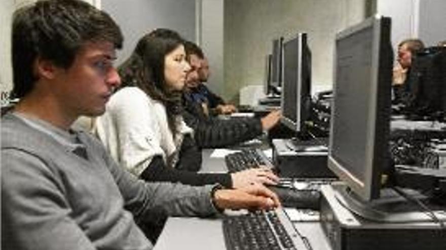 Alumes de l&#039;Escola Politècnica Superior de la UdG, fent classe ahir al matí