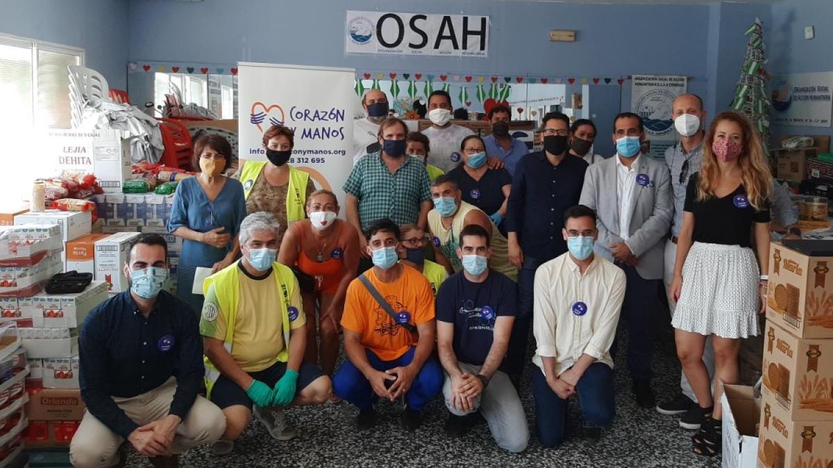 Participantes en el acto de entrega de comida de los trabajadores de Clece a OSAH Española.