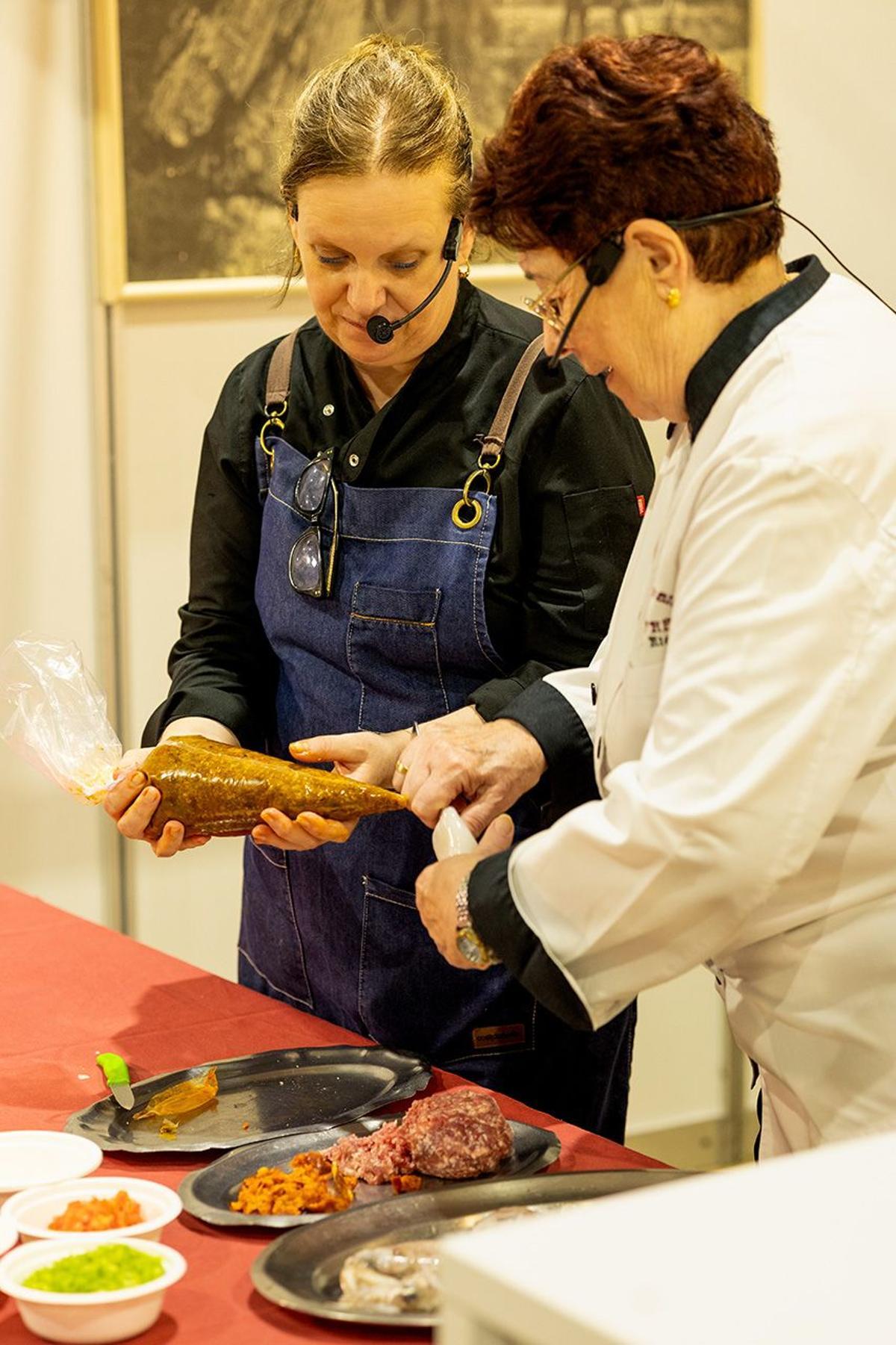 Nuria Riera y su madre Catalina Riera, chef emérita y chef ejecutiva de Ca n´Alfredo, durante el showcooking de 2025.