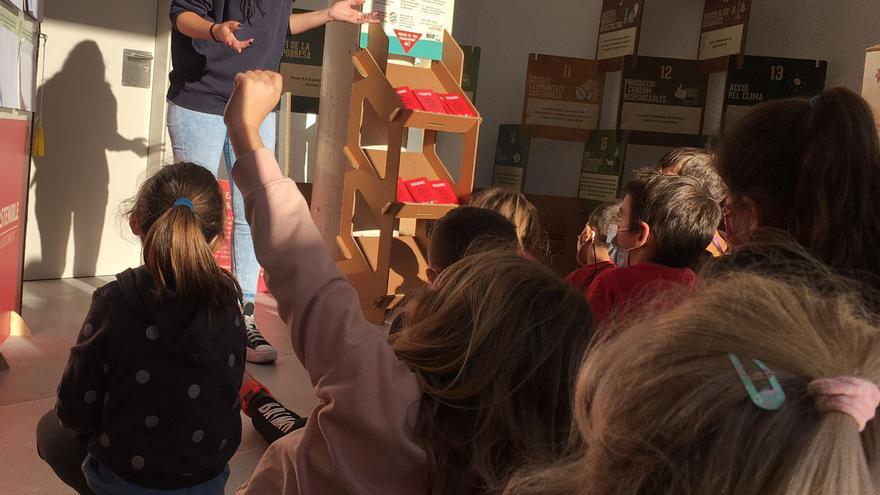 El CEIP Juan Carlos I d’Almenara acull l’exposició ‘In/Sostenible’