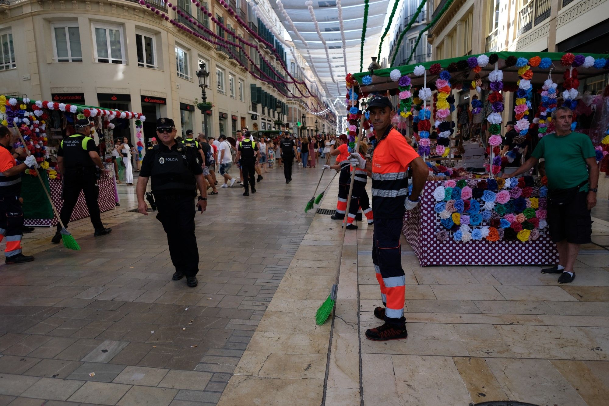 Feria de Málaga 2023 | Operarios de Limasam durante el operativo diario de limpieza del Centro