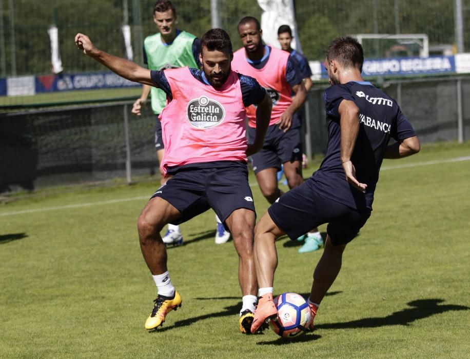 Los futbolistas del Deportivo completan una exigente sesión de más de hora y media de duración, con una parte física muy dura y un tramo de entrenamiento de partidillos con balón en espacios reducidos