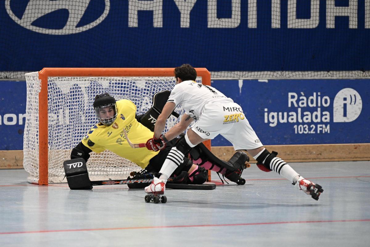 Arnau Martínez aturant el penal que ha xutat Martí Casas