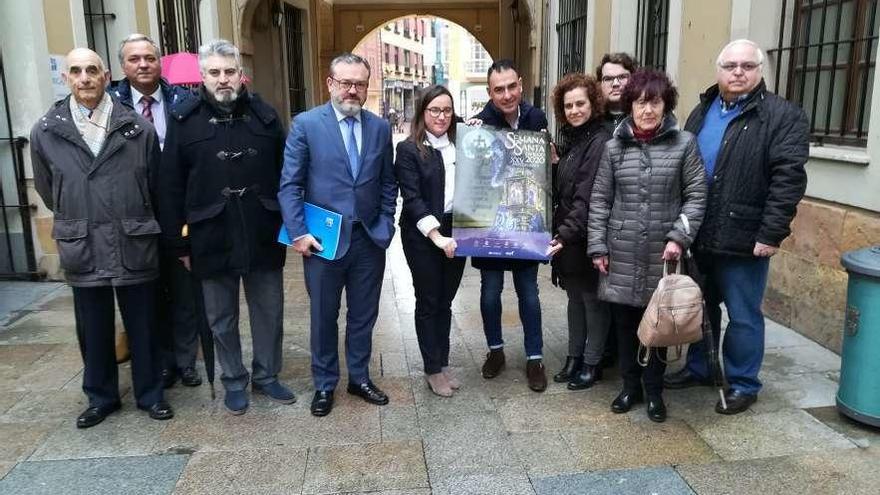 Por la izquierda, Carlos García, Luis Ángel García, Miguel García Tejerina (cofrades), Alfredo García Quintana, Leo Bousoño, David Codón, Paloma Frechilla, Gabriel Núñez, Manuela Iglesias (cofrades) y Raimundo Porres.