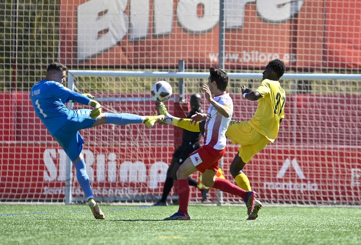 Jean Paul se juega el tobillo para intentar controlar un balón que intenta despejar el portero del Manresa Óscar Pulido.