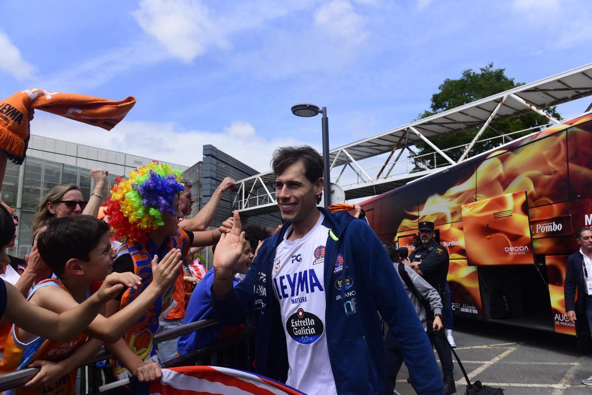 Recibimiento al Leyma Básquet Coruña antes de la semifinal por el ascenso a ACB ante el Palencia
