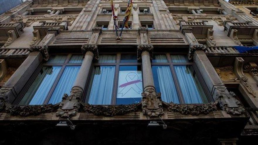 Retirado el lazo blanco de la fachada de la sede de Consejería de Economía