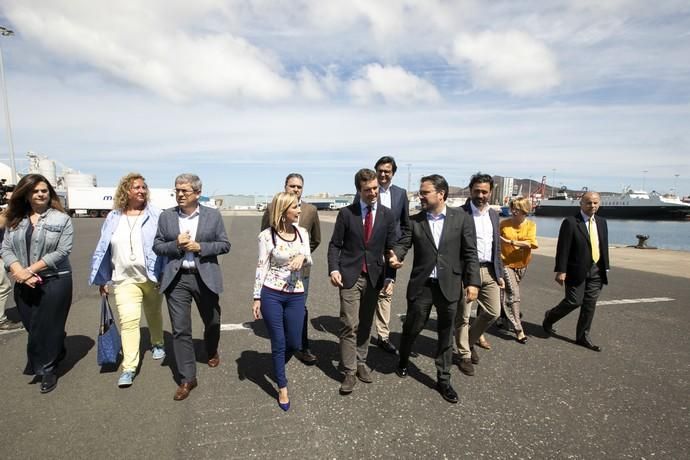 15.04.19. Las Palmas de Gran Canaria. El líder del PP y candidato a presidente del Gobierno, Pablo Casado, visita el centro de formación técnico-profesional del metal de Las Palmas de Gran Canaria, Femepa, acompañado por los dirigentes del partido en Canarias, Asier Antona y Australia Navarro, posteriormente a la visita realiza unas declaraciones en el Muelle Cambullón. Foto Quique Curbelo  | 15/04/2019 | Fotógrafo: Quique Curbelo