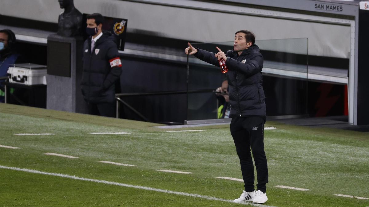 Marcelino dando órdenes durante el partido contra el Barça