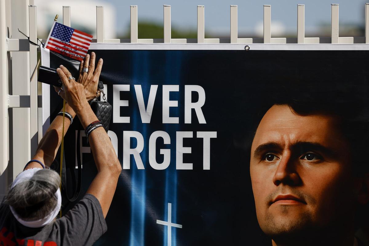 Ultraconservadores de EE.UU. despedirán a Charlie Kirk entre ataques a la libertad de prensa
