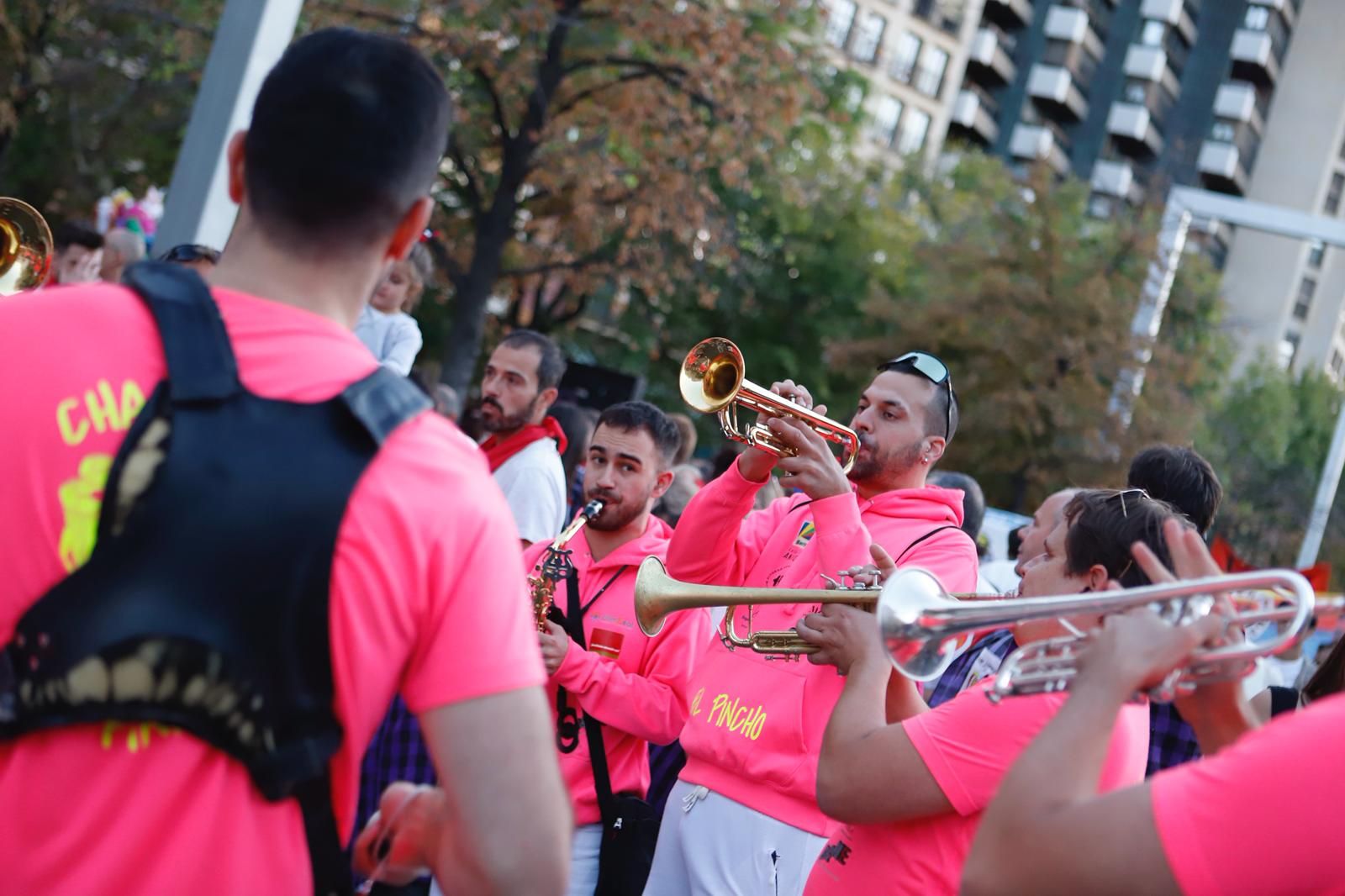 En imágenes | Las peñas de Zaragoza invaden el centro para el maratón de charangas