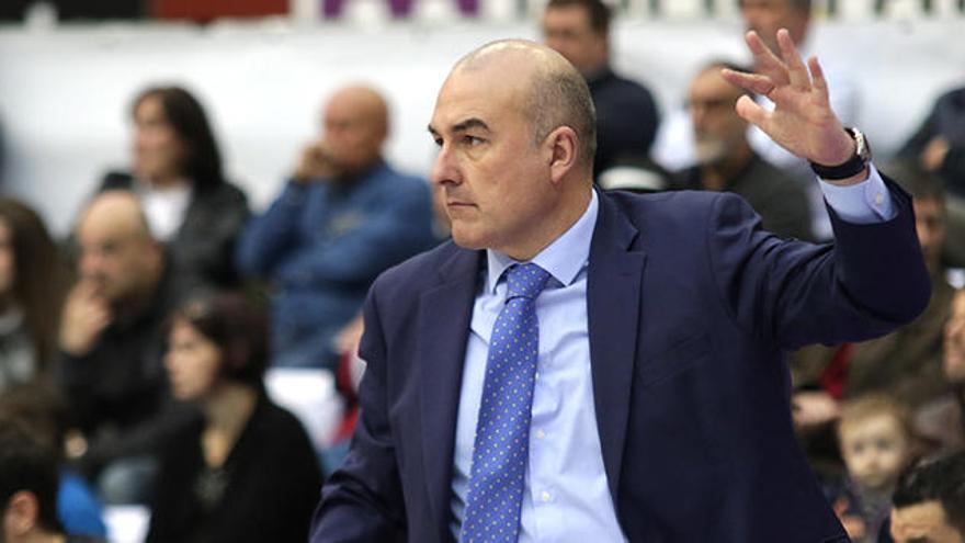 Jaume Ponsarnau, durante el choque en el Donostia Arena.