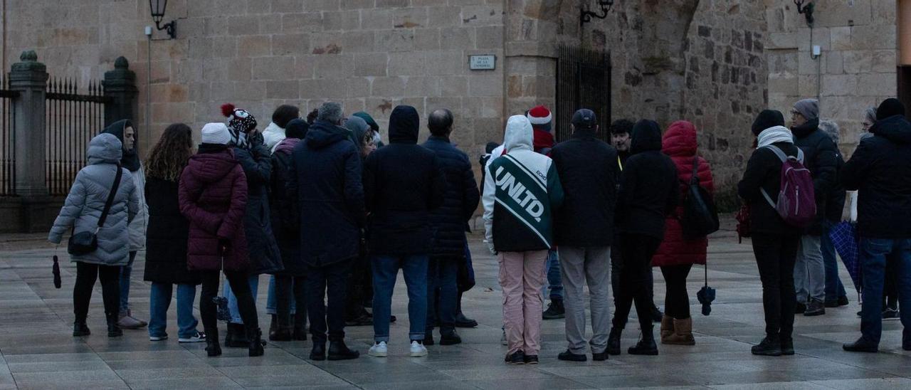 Un grupo de turistas visita la plaza de la Catedral y El Castillo.
