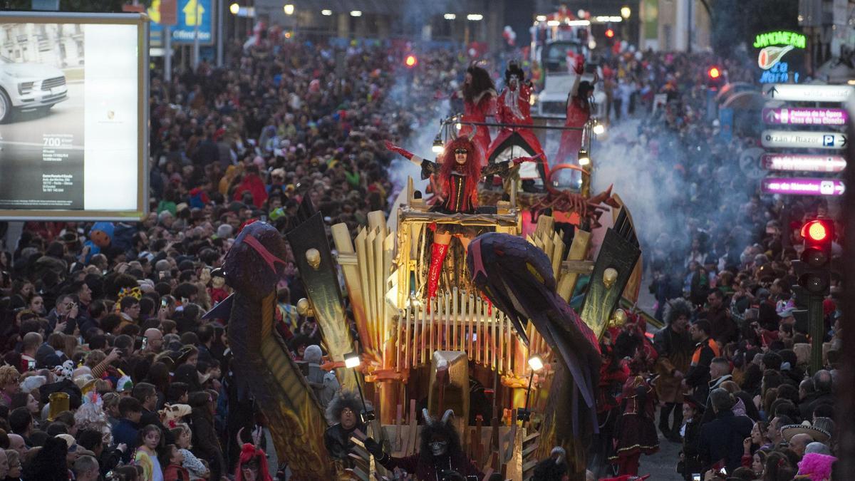 Desfile de comparsas y carrozas del Carnaval en A Coruña en 2020.