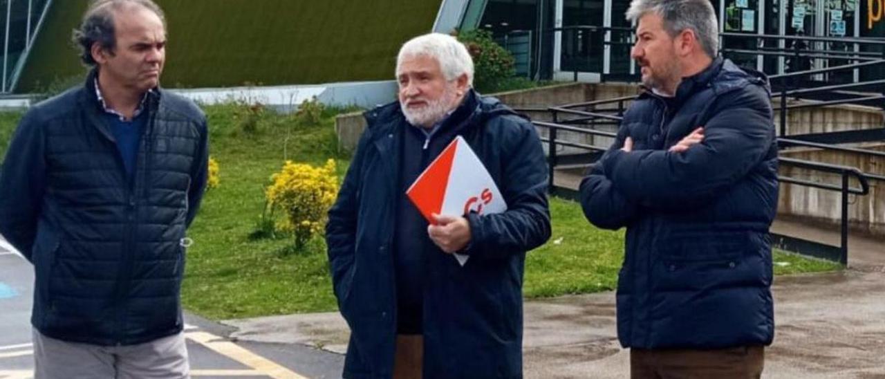 Representantes de Ciudadanos, junto al centro deportivo Beiro.