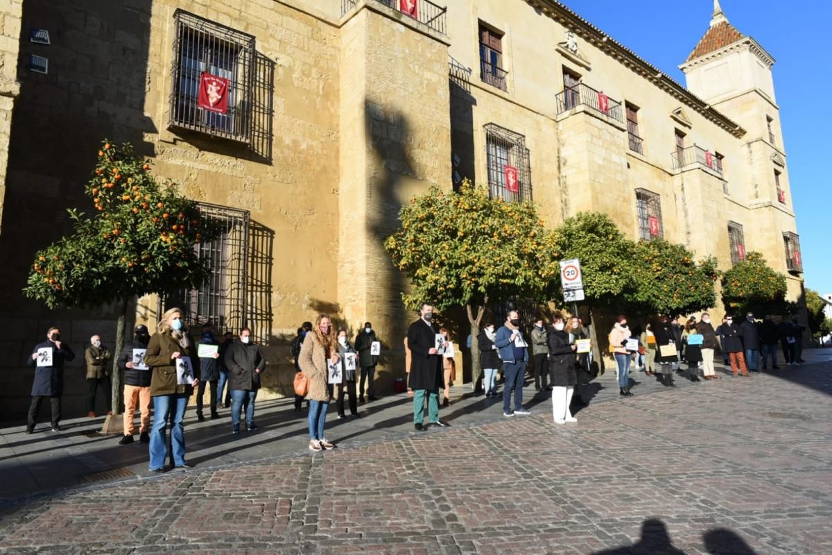 Concentración de los comerciantes y vecinos de la Judería, asfixiados por la crisis del covid