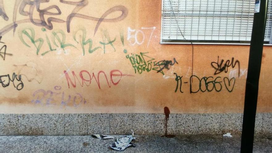 Pintadas en una fachada en el Barrio del Carmen.