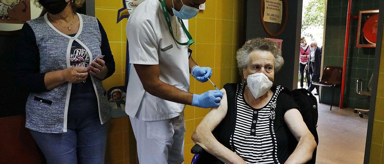 Encarnación, de 91 años, 
recibió ayer su vacuna contra 
la gripe y la tercera dosis de la 
covid en el Centro de Salud 
Plaza Segovia. m.a.montesinos.