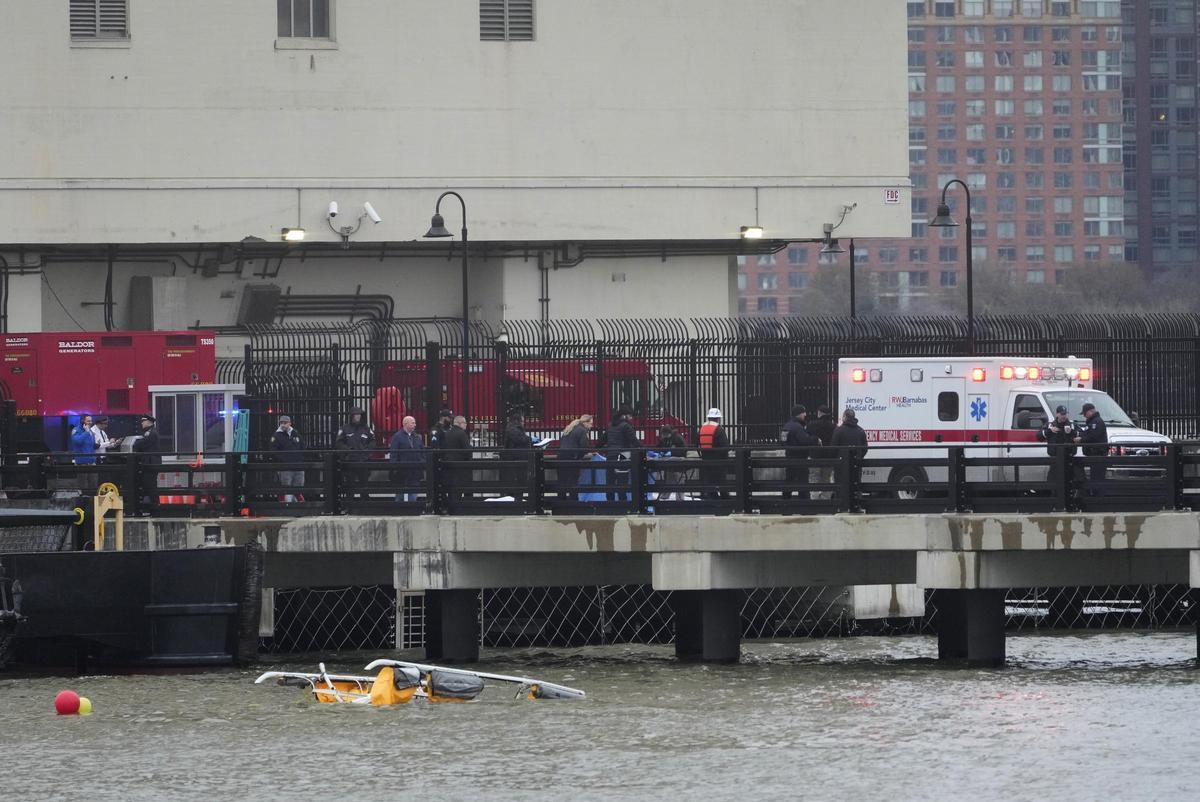 Cinco turistas catalanes y el piloto mueren al caer un helicóptero en el río Hudson de Nueva York