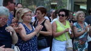Vecinos de Salou, en el minuto de silencio por el asesinato de una mujer de 84 años.