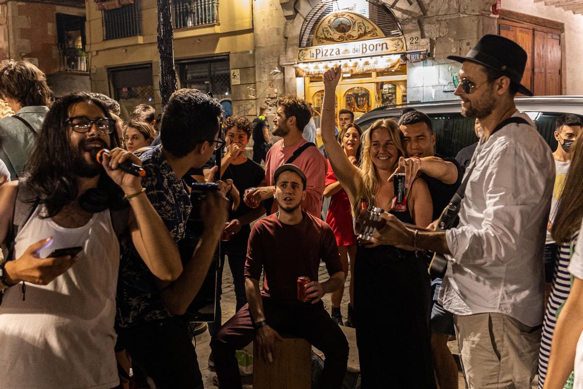 Ambiente festivo en el paseo del Born de Barcelona.