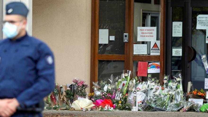 Homenaje a la víctima del atentado a las afueras de París.