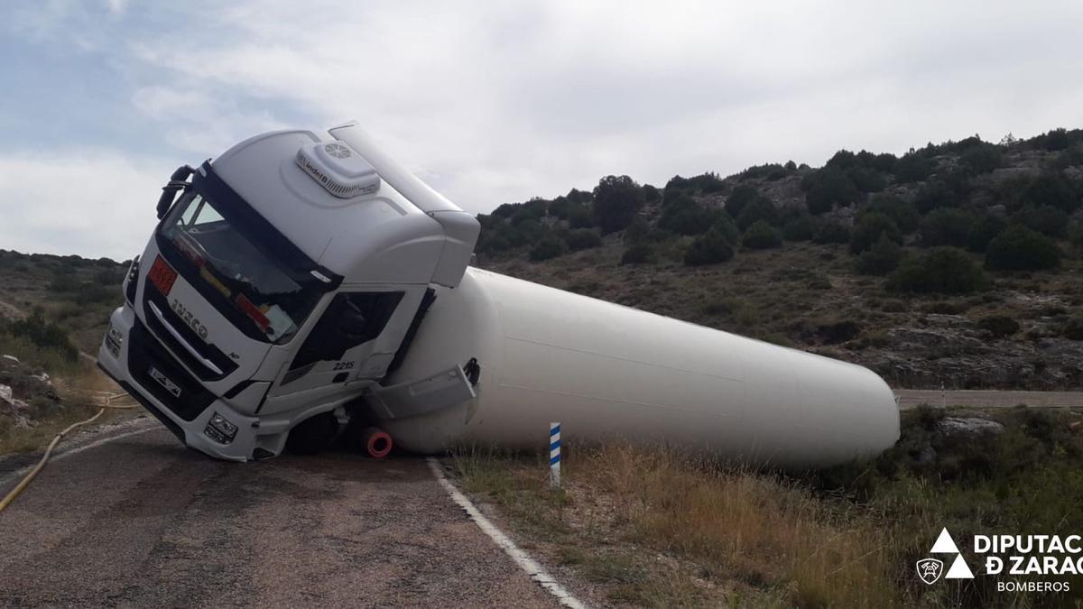 Un camión que transportaba gas natural ha volcado.