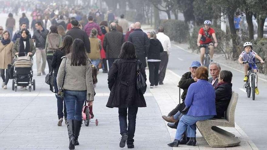 El paseo marítimo de A Coruña en una jornada de buen tiempo. / carlos pardellas