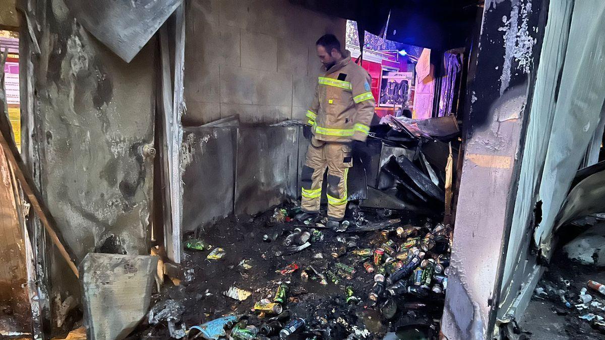 Un bombero observa el estado del local placentino tras el fuego.