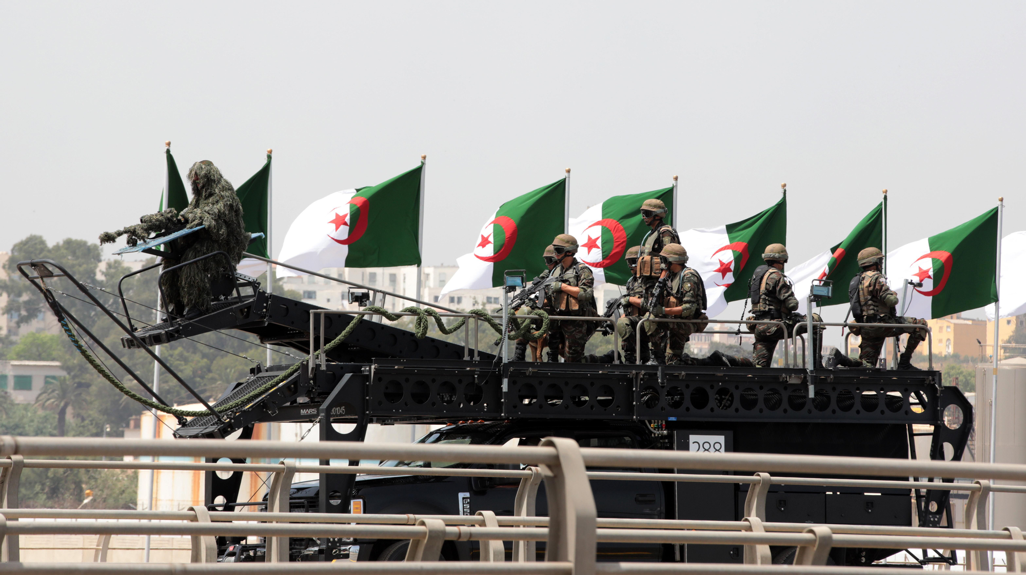 Foto de un desfile militar en Argelia