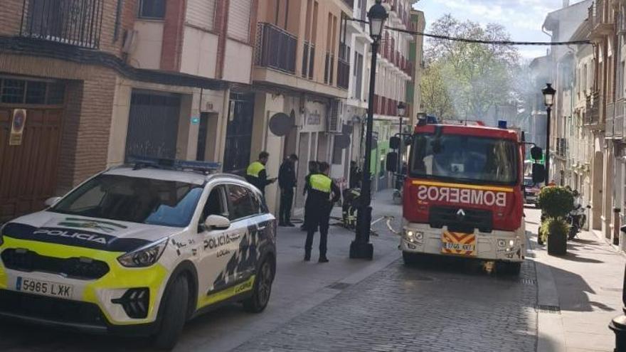 Desalojan preventivamente un edificio en Lucena por una densa humareda en una chimenea.