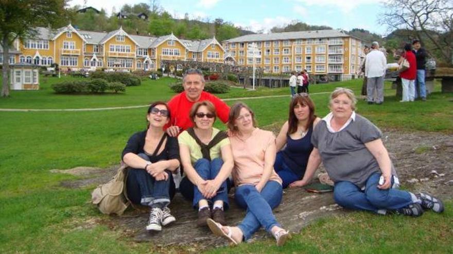 Luisa Fernanda, Catalina, Maite, Ana Isabel e Iria y, detrás de ellas,Alfonso, en un parque de Bergen (Noruega).