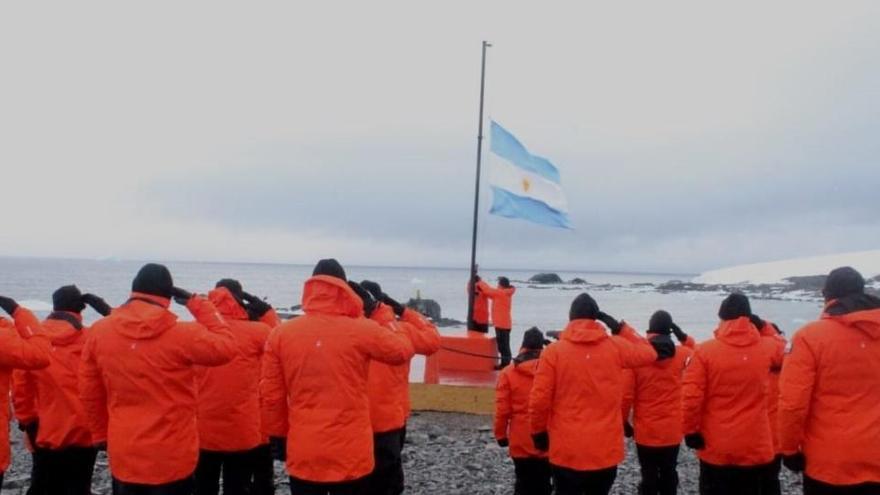 Algunos de los 63 miembros de la argentina Base Esperanza en la Antártida.