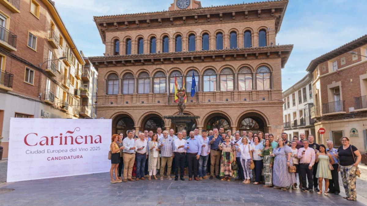 Imagen de grupo de un brindis colectivo en Cariñena, durante la candidatura para ser Capital del Vino.