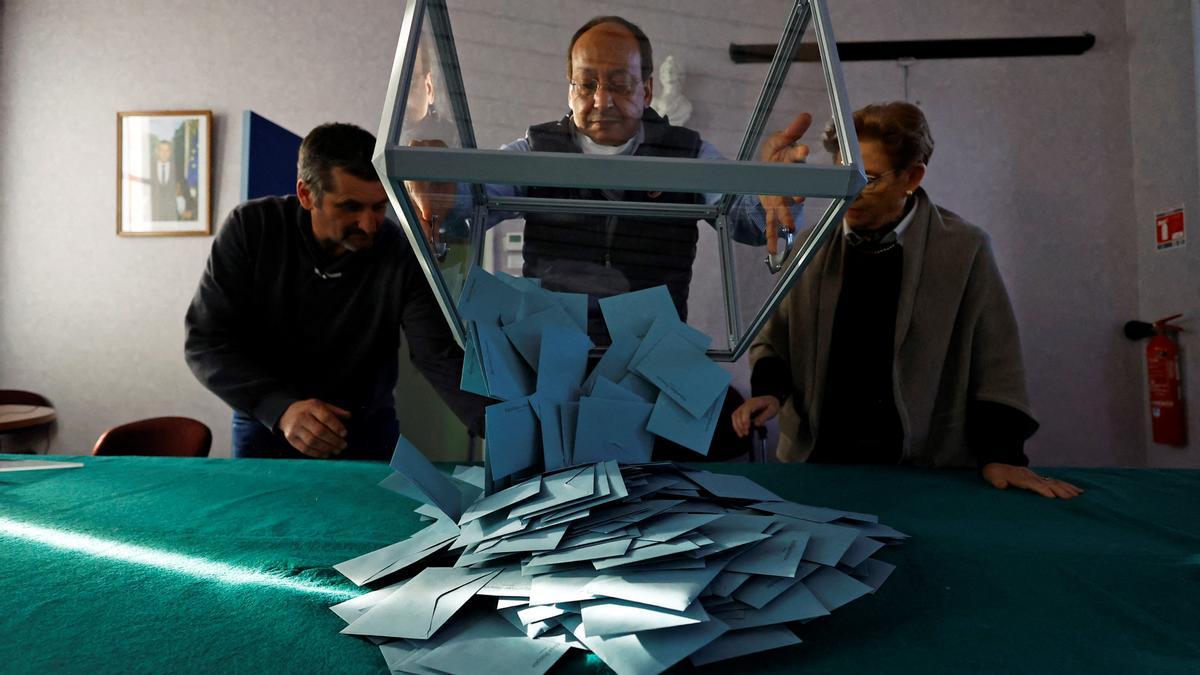Un funcionario vacía una urna para contar las papeletas de la primera ronda de las elecciones presidenciales francesas de 2022 en Lavault-Sainte-Anne, Francia.